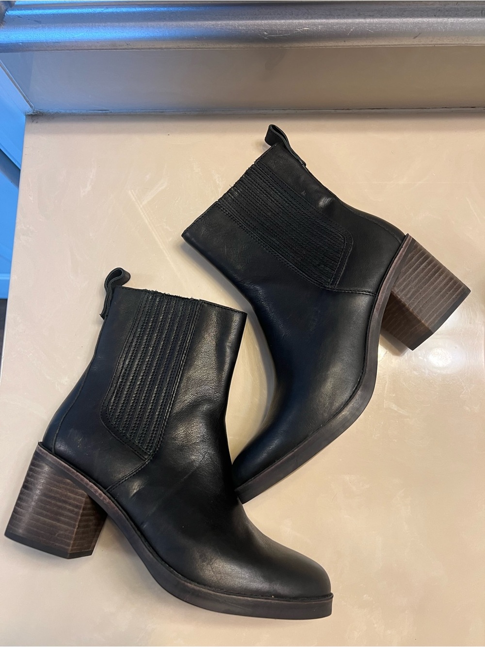 UGG Camden  black leather Chelsea bouts size 10